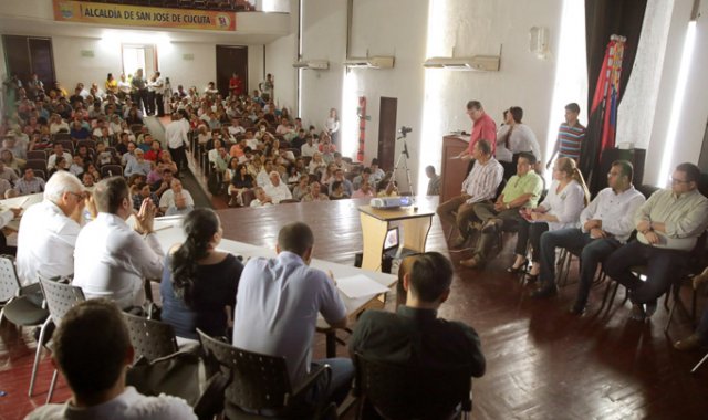 En el teatro municipal se llevó a cabo ayer el primero de dos cabildos para abrir espacios a los ciudadanos que tengan observaciones y peticiones al documento del Plan de Ordenamiento Territorial (POT). Obando/La Opinión