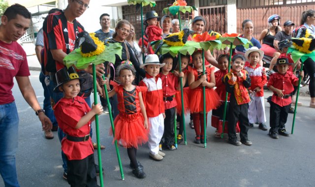 Un grupo de niños se presentó con vestimentas rojinegras y elaboraron con sus padres figuras de cartón sobre el ave toche. La Opinión