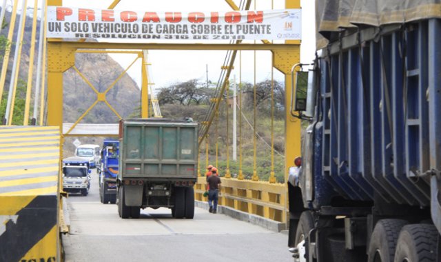El puente Mariano Ospina Pérez (El Zulia) permanece en alerta naranja y con paso restringido para vehículos de carga pesada. Archivo