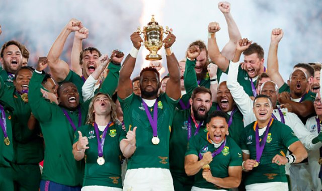 Sudáfrica ganó su tercer mundial de rugby e igualó en títulos a los famosos ‘All Blacks’, luego de un partido intenso. AFP