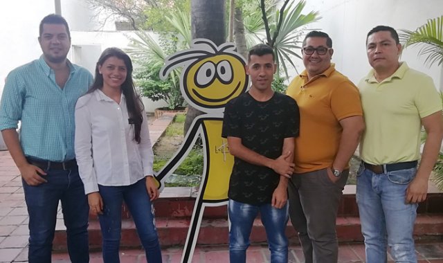 De izquierda a derecha: Miguel Posada, Johana Rolón, Junior Vergel, Yan Ureña y Herminio Pabón, el equipo de estudiantes y profesores de la Uniminuto que están trabajando en el desarrollo del videojuego Ashly. Daniel Villán
