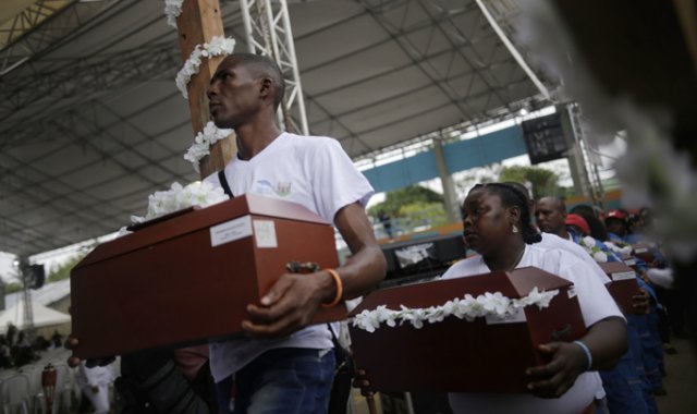 En ese último adiós se mezclaron las intervenciones de un obispo y de tres sacerdotes con cuatros obras artísticas y un minuto de silencio por los caídos en la guerra. Colprensa
