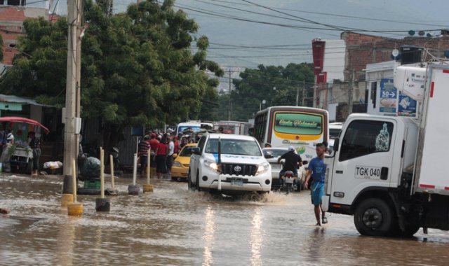 Así permanecía este martes la vía principal de La Parada. Mario Caicedo