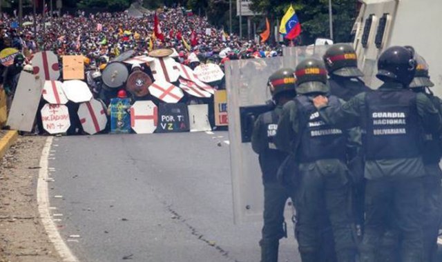 La manifestación contra Maduro se enmarca en una estrategia de "protesta permanente" del líder opositor Juan Guaidó, reconocido como mandatario encargado de Venezuela por medio centenar de países. @nvenezuela19