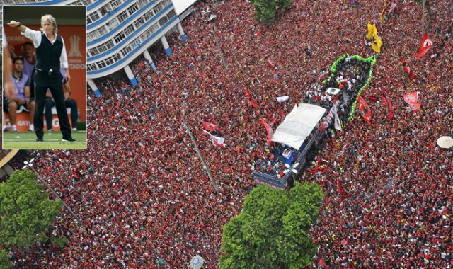 El técnico asumió las riendas de este equipo hace apenas unos meses .Así lucían las calles de Rio de Janeiro durante la celebración tras la llegada del nuevo campeón de la Copa Libetadores a Brasil.
AFP