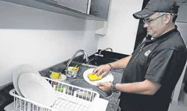 El informe del dane reveló que las mujeres continúan teniendo una mayor participación en las labores domésticas que los hombres. Archivo