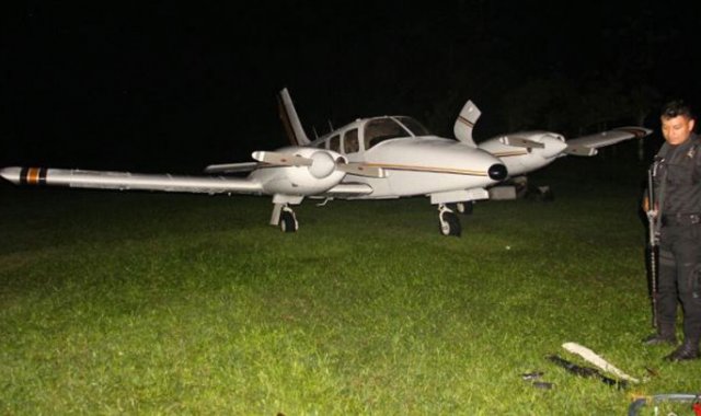 Esta es una de las avionetas que les fue incautada a la organización narcotraficante en Guatemala. A los pilotos, los narcos les pagaban hasta 300 millones de pesos por cada viaje de droga que realizaban hacia Centroamérica. 
 Cortesía