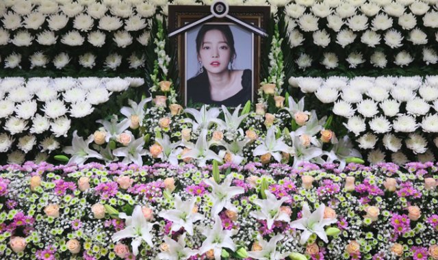 El retrato de la fallecida estrella del K-pop Goo Hara fue rodeado de flores en un altar conmemorativo en un hospital en Seúl.
 AFP