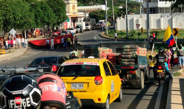 Con la bandera de Cúcuta varios manifestantes bloquearon la vía. Celmira Figueroa