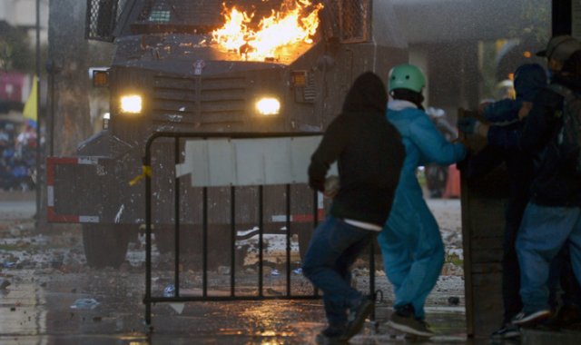El representante especial de Estados Unidos para los asuntos de Venezuela, Elliott Abrams, dijo que Caracas y La Habana usaron las redes sociales y otros medios para fomentar los disturbios, algo "obvio" según registros de dominio público, afirmó. AFP