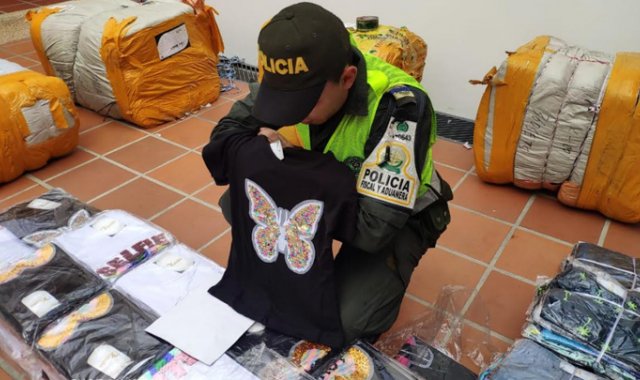 En lo corrido del año, la Polfa ha logrado aprehender en el área metropolitana de Cúcuta más de 289 mil unidades de confecciones de contrabando, por un valor comercial de 1.870 millones de pesos. Policía Nacional
