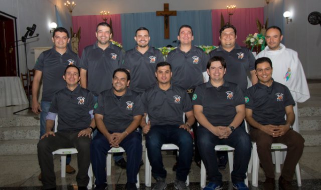 Nestor Carvajal,Oscar Uribe, Jaksson Estupiñán, Juan Pablo Ballesteros, José Villamizar y el padre Mauricio Cuadros. Sentados: Javier Cuadros, Johan Villamizar, José Niño, Oscar Reyes y Gabriel Ávila. Alfredo Estévez