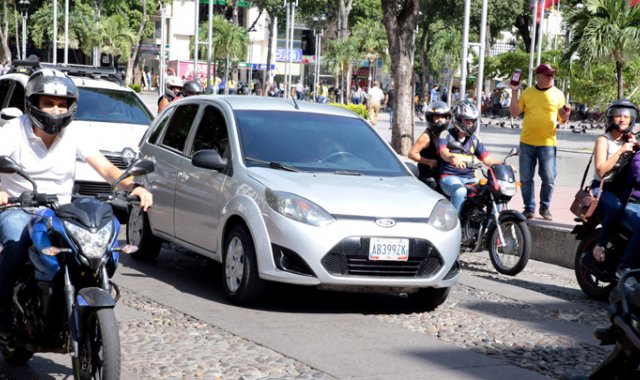 Los conductores de vehículos venezolanos sin tarjeta de registro, también podría ser objeto de sanciones por parte de la Dian y la Policía Nacional. Archivo