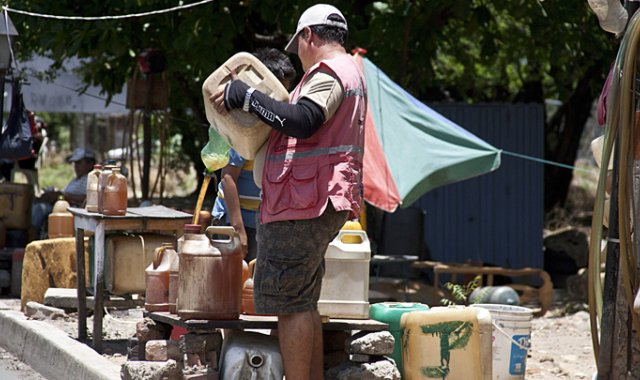 Un estudio de la Universidad Simón Bolívar permitió conocer que hay más de 1.400 vendedores informales de gasolina. Archivo