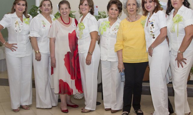 Yolanda de Colmenares, Fanny de Arciniega, directora de la exposición; Marleny  de Ararat, María Elena Llanes, presidenta del Club de Jardinería; Fanny de Molina, Edith de Guerrero, Claudia González y Libia de Sandoval. Alfredo Estévez/La Opinión