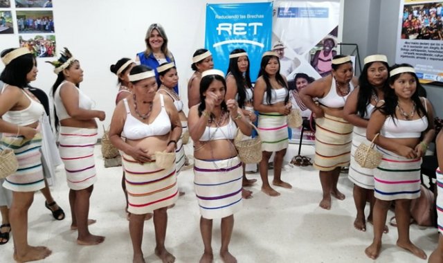 Con la tradicional corona, faldas y collares que caracterizan su cultura indígena, las mujeres del resguardo Catalura hicieron una muestra de sus tradiciones ancestrales. Cortesía