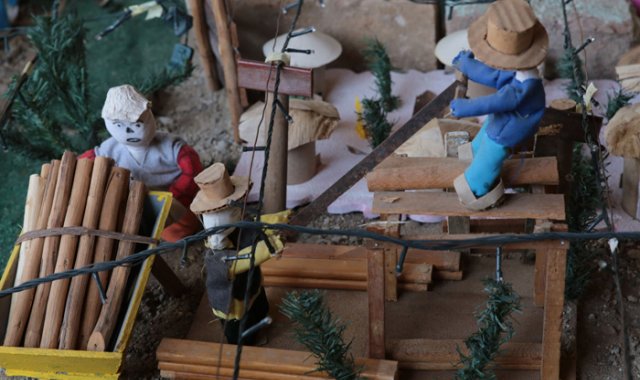 Los aserradores del Nacimiento del barrio Virgilio Barco, que el mismo mentor llama “los acaba bosques”, no irían más en su pesebre. Obando