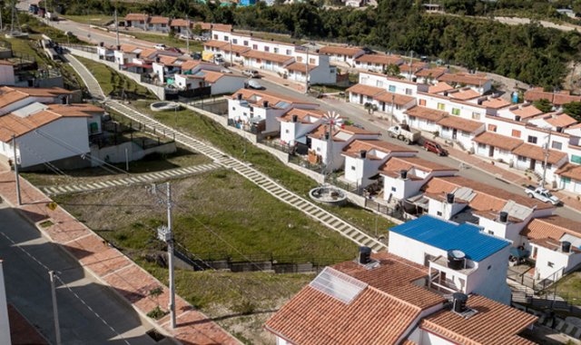 El proyecto de reasentamiento de Gramalote, que se tiene previsto culminar en 2021, terminará costando medio billón de pesos, de acuerdo con las proyecciones del Fondo de Adaptación. El presidente Iván Duque anunció una inyección de 22.000 millones de pesos para la ejecución de cuatro obras de equipamiento urbano.
Fondo Adaptación