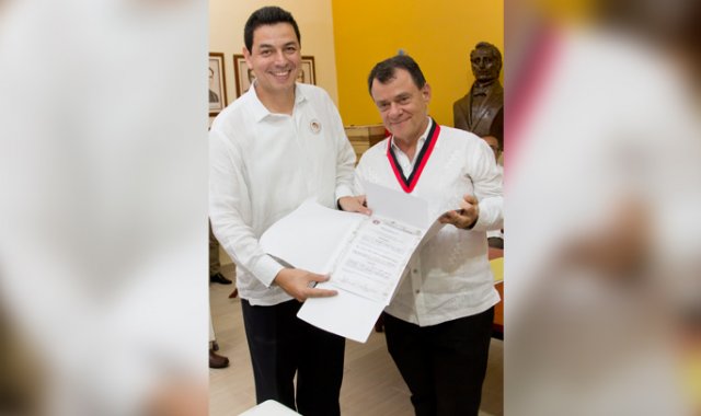 Luis Fernando Niño López hace entrega a Julio GarcÍa Herreros.     Alfredo Estévez