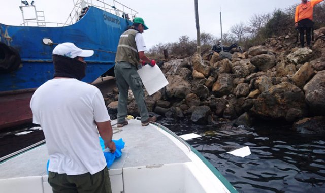 Colocaron barreras de contención y paños absorbentes para reducir el riesgo ambiental. Tomada de Twitter @parquegalapagos