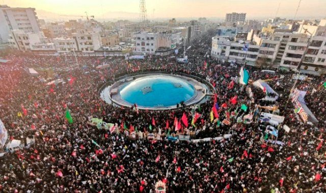 Una multitud de iraníes rinde homenaje al general Qasem Soleimani, muerto en un ataque de Estados Unidos en Bagdad, en Teherán el 6 de enero de 2019. AFP
