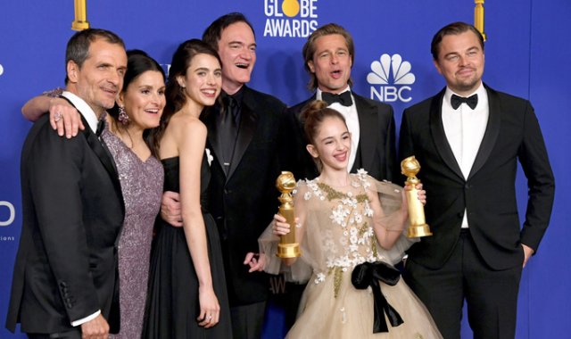 David Heyman, Shannon McIntosh, Margaret Qualley, Quentin Tarantino, Brad Pitt, Julia Butters y Leonardo DiCaprio posaron en el teatro Beverly Hilton después de ganar en la categoría Mejor película musical  con ‘Había una vez en Hollywood’.Tarantino ganó también Mejor guión. AFP