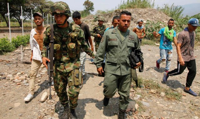 “En el caso de los oficiales, quien pida la baja, será acusado de traición a la patria, con una pena de 20 años”. Archivo La Opinión