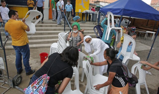 En la casa de paso Divina Providencia aspiran entregar durante este año 5.000 raciones de alimentos diariamente, entre desayunos y almuerzos. El lunes, los voluntarios limpiaron el espacio. 
 Mario Caicedo