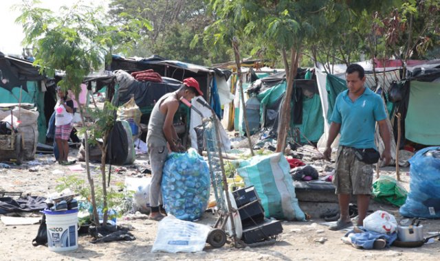 Las personas que habitan en Ciudad de Dios ganan su sustento reciclando materiales.
 César Obando