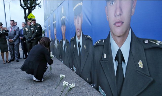 Con un minuto de silencio, a las 9:30 de la mañana hora en la que ocurrió el atentado hace un año, sellaron lo que fue la conmemoración de un año de perpetrado el atentado. Colprensa