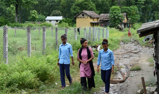 Asha Charti Karki (centro), quien se casó a los 16 años de edad, enseña a las niñas sobre la importancia de la educación en Barahataal, en el distrito Surkhet de Nepal. AFP