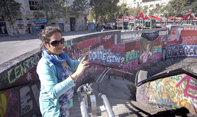 Frente a la Plaza Italia unos 20 turistas buscan mostrar el simbolismo en los murales y los grafitis.
AFP