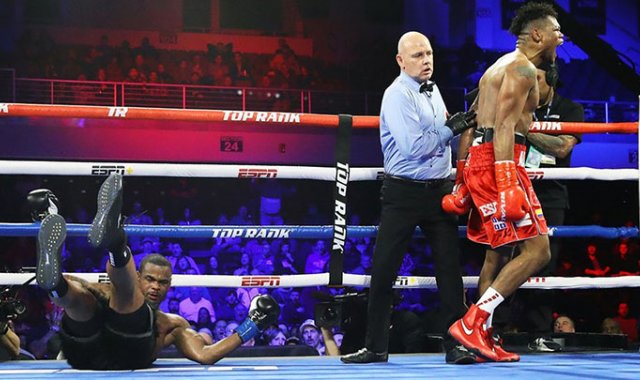 El pugilista colombiano Eléider Álvarez derrotó por la vía rápida al estadounidense Michael Seals. Twitter/ Mikey Williams/ Top Rank