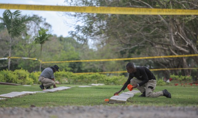 El equipo de antropología forense en la exhumación de los restos de las personas asesinadas durante la invasión estadounidense a Panamá en 1989, en el cementerio Jardín de Paz.
 AFP