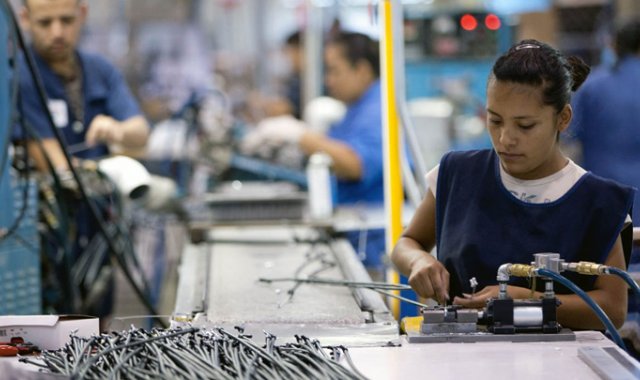 Las mujeres están en primera línea de las desigualdades a causa de un sistema económico que las discrimina y las encierra en los oficios más precarios y menos remunerados. Archivo