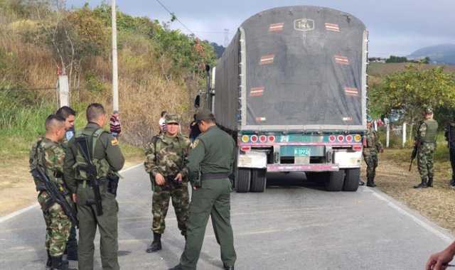 Tres tractomulas fueron atravesadas y pinchadas para bloquear la vía. Cortesía