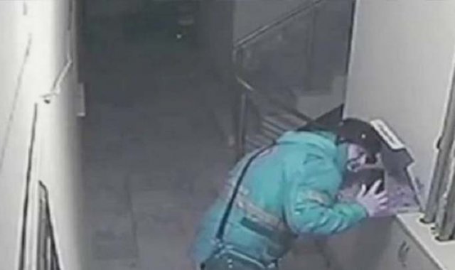 Su gesto fue descubierto cuando un familiar del propietario del edificio vio las imágenes de las cámaras de seguridad días después. Tomada de Twitter