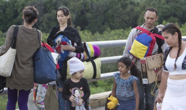 Administraciones reconocen la tarea de las autoridades policiales pero a la vez reclaman más y severos controles migratorios.  Archivo