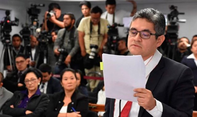 El fiscal José Domingo Pérez, apodado el ‘Superfiscal’, tiene bajo la lupa a tres expresidentes y a la opositora Keiko Fujimori por el caso de los sobornos pagados por Odebrecht. AFP