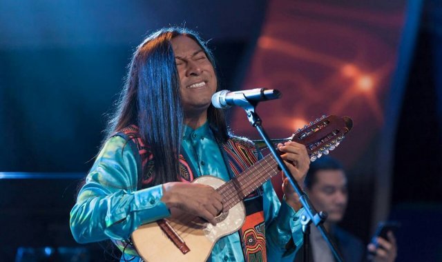 Harin El Indio es juez en la primera etapa del programa, que se domina ‘Canta Conmigo’, en donde, junto a 99 expertos de la industria musical, evalúa a 126 postulantes que buscan estar en ‘A otro nivel’. Tomada de Instagram @harinelindio