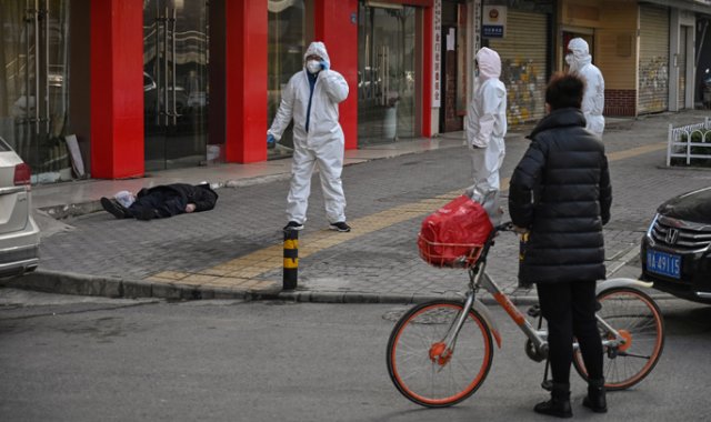 El cuerpo de un hombre muerto permaneció varias horas en una acera de Wuhan, la ciudad china epicentro de la epidemia de neumonía viral, antes de ser llevado por los servicios de emergencia.
AFP
