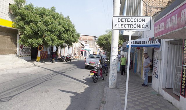 Según los dueños de los negocios, ese mecanismo electrónico les va a alejar la clientela. Juan Pablo Cohen/La Opinión