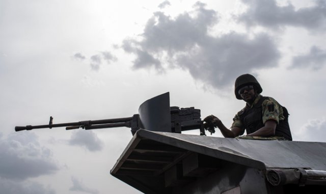 En esta foto de archivo del 17 de abril de 2018, un miembro de la Policía Militar de Nigeria montando en un vehículo blindado. Archivo