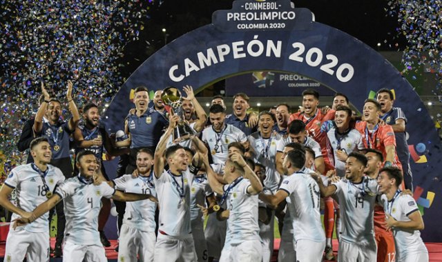 Argentina se aseguró su presencia en los juegos Olímpicos de Tokio 2020 tras coronarse campeón del cuadrangular final del Preolímpico sudamericano pese a la derrota en la tercera fecha ante Brasil.
AFP