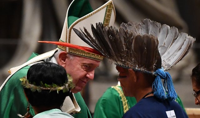 Representantes de uno de los grupos étnicos de la selva amazónica durante una misa oficiada por el papa Francisco en la Basílica de San Pedro, en el Vaticano, el año pasado.
 Archivo