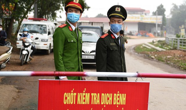 En Vietnam, país fronterizo con el gigante asiático, una ciudad de 10.000 habitantes cercana a Hanoi, fue puesta ayer en cuarentena.
 AFP