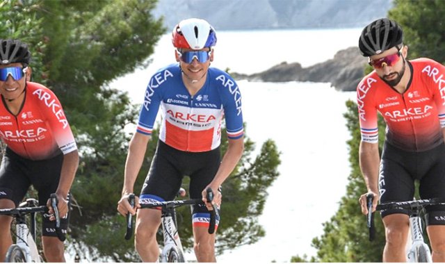 Nairo Quintana y Winner Anacona debutaron de manera oficial en las rutas del mundo con el Arkea
Samsic, equipo UCI Pro Continental, en el inicio del Tour de La Provence.
Foto @ARKEA_SAMSICc