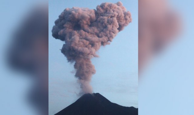 Los habitantes de la zona recibieron instrucciones de no acercarse más de tres kilómetros al cráter del Merapi. AFP