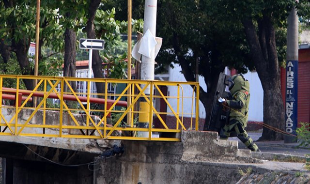 El cuerpo especializado detonó de manera controlada el paquete sospechoso que se encontraba en el puente Jorobado junto al Canal Bogotá. César Obando