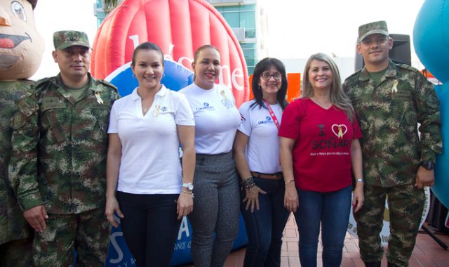 El sargento viceprimero Andrés Ocampo,  Leydi Ortiz,  la gestora social de Norte de Santander, Luz Dary Ropero, Jenit Colmenares, Pilar Serrano y el mayor Ángel León Pacheco del batallón Acción Integral Desarrollo #2. Alfredo Estévez